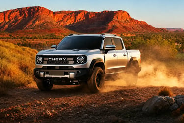 Chery Stockman em trilha off-road com poeira e montanhas ao fundo durante o pôr do sol