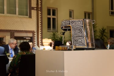 Eine Breville-Kaffeemaschine, dekoriert mit Kunst der Ureinwohner, ist ausgestellt.