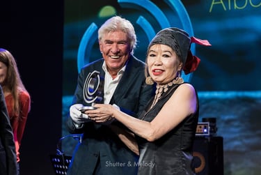 Aki Tekase erhält einen Preis von Manfred Schoof.