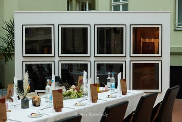Ein für das Abendessen gedeckter Tisch vor den dunklen Porträts von Ureinwohnern.