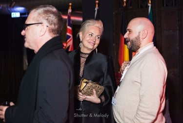 Berlinale-Gäste lächeln und reden miteinander.