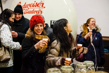 Besucher trinken Bier in einer Budweiser-Brauerei in der Tschechischen Republik.