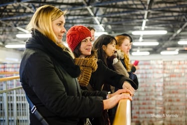 Touristen in der Abfüllabteilung der Budweiser-Brauerei in der Tschechischen Republik.