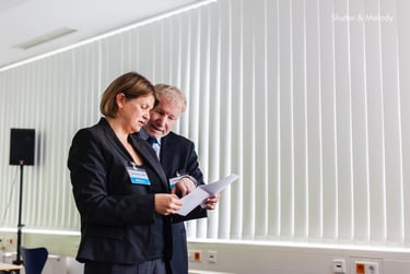Die Organisatoren der Cbmi-Konferenz besprechen die Unterlagen.