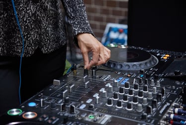 Ein weiblicher DJ nimmt Einstellungen vor.