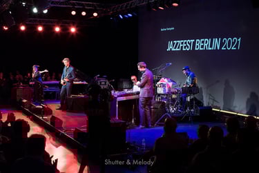 Aki Tekase präsentiert ihre Band auf der Bühne.