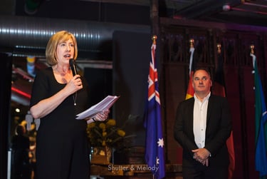 Die australische Botschafterin Lynett Wood hält eine Rede.