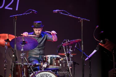 Magnus Narvesen spielt das Schlagzeug beim Jazzfest Berlin 2021.