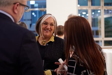 Margo Neale im Gespräch mit Gästen bei einer Veranstaltung.