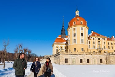 Besucher beim Spaziergang vor dem Schloss Moritzburg.