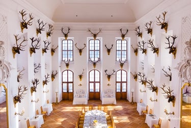 Ein mit Hirschgeweihen dekorierter Speisesaal im Hotel Moritzburg in Deutschland.