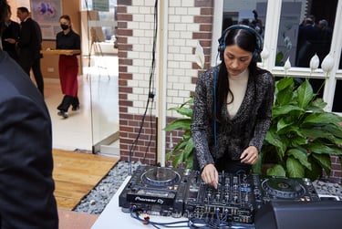 Ein DJ spielt bei einer Veranstaltung in der australischen Botschaft.