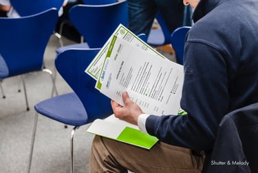 Eine Konferenzteilnehmerin liest Informationen.