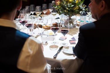 Rotweingläser für die Weinprobe in der australischen Botschaft.
