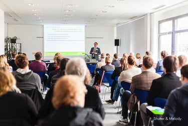 Redner auf einer cbmi-Veranstaltung, der sich an die Teilnehmer wendet.
