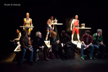 Schauspieler, die mit Zuschauern auf ihre Podeste gehen.