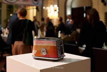 Ein mit Aborigine-Kunst verzierter Breville-Toaster ist ausgestellt.