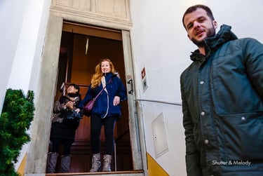 Touristen beim Verlassen von Schloss Moritzburg in Deutschland.