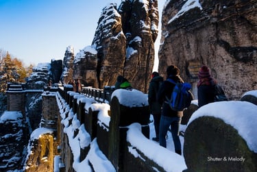 Spaziergänger auf den Mauern der Böhmischen Schweiz im Winter.