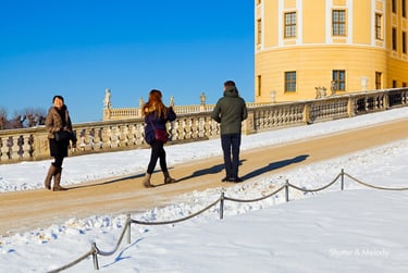 Besucher nähern sich Schloss Moritzburg an einem sonnigen Wintertag.
