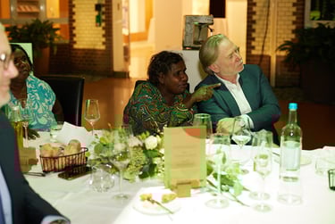 Yalti Napangati im Gespräch mit dem australischen Botschafter Philip Green.