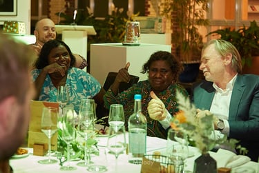 Yalti und Yukultji Napangati mit Botschafter Philip Green während einer Abendveranstaltung.