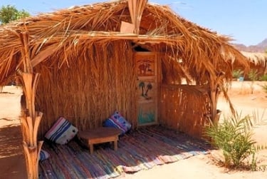 Husha tradizionale in bambù sulla spiaggia presso Bedouin Star Ras Shitan