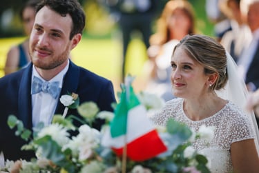 Gli occhi degli sposi sono carichi di emozione mentre ascoltano i discorsi dei loro cari durante il rito civile di matrimonio