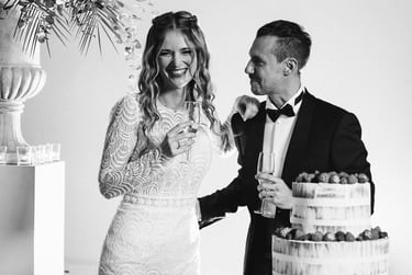 Gli sposi brindano dopo il taglio torta Borgo in Città Milano