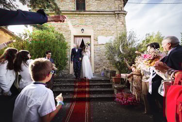 Un lancio del riso carico di gioia in una chiesa antichissima nei pressi di SalsoMaggiore Terme