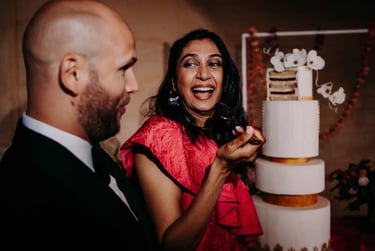 mariés qui goûtent le wedding cake