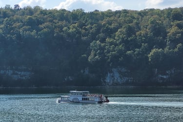Bateau au lac de Vouglans