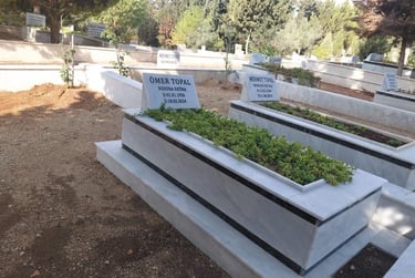 Adana’da özenle tamamlanmış granit mezar taşı örneği.