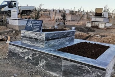Sade ve zarif detaylara sahip mezar taşı çalışması