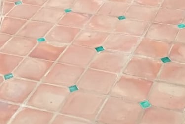 Carreaux terre cuite et cabochons verts