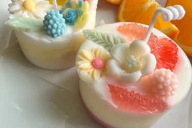 Fruit-inspired candle with orange and berry topping from candle workshop Bern – Fruchtkerze