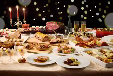 ホテルアゴーラリージェンシー大阪堺のザ・ループで開催されるクリスマスディナービュッフェの料理台とローストビーフやシーフード料理の並ぶテーブル全景|堺市のグルメ情報ならサカイタイムズ