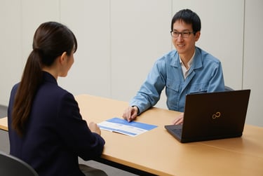 市役所で市役所の技術職への就職に関心がある人向けに職員が面談して市で働くことの魅力などを伝えている様子。