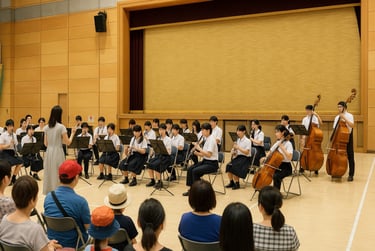中高生が指揮者のもとで吹奏楽を演奏し、観客が見守る堺区こども音楽フェスの発表の様子のイメージ画像|堺市のニュースならサカイタイムズ