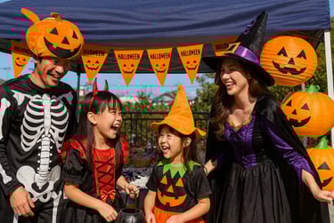 ハロウィン衣装を着た家族が屋外イベント会場で笑顔を見せているイメージ画像｜堺市のニュースならサカイタイムズ
