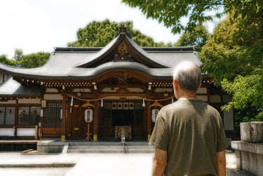 神社を見つめる男性の後ろ姿と社殿の風景｜堺市のニュースならサカイタイムズ