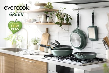 グリーン色のevercook GREENシリーズのフライパンがキッチンに並ぶ様子｜堺市のニュースならサカイタイムズ