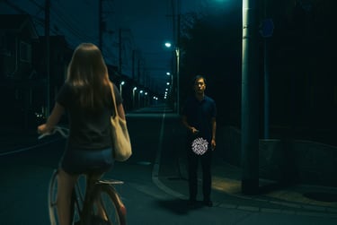 男が黒色の服を着て携帯電話を手に持ち下半身を露出するイメージ画像｜堺市のニュースならサカイタイムズ
