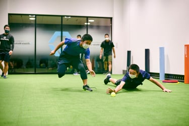 ジュニア向けトレーニング施設「アスリートワークス」で人工芝の上、子どもたちがボールを使った身体操作トレーニングを行う様子｜堺市のニュースならサカイタイムズ