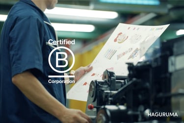 羽車の工場で印刷物を確認する様子とB Corp認証マーク｜堺市のニュースならサカイタイムズ