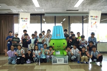 堺市のSAF見学会に参加した小学生たちがキャラクターと一緒に集合写真｜堺市のニュースならサカイタイムズ