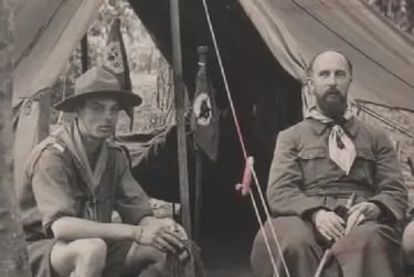 Instant de vie du Père Sevin et un scout devant une tente