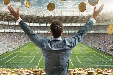 uomo con le mani al cielo e tante monete che cadono dentro un campo da calcio