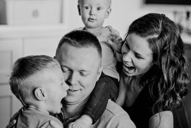 Czarno białe zdjęcia przytulającej się rodziny