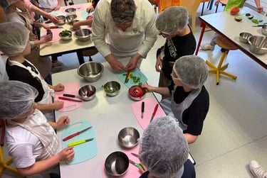 Préparation de la salade de mangue et avocat coriandre vinaigrette d'agrumes